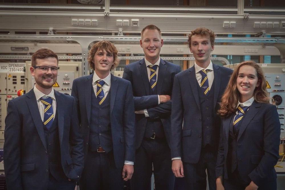 Eerste bestuur formeel